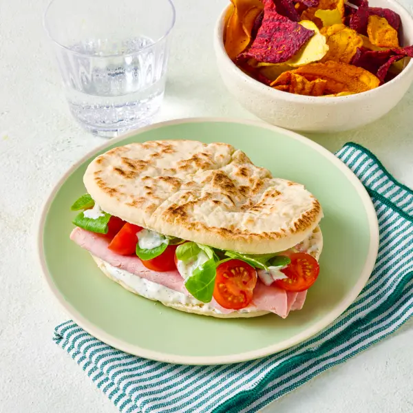 Pita jambon blanc, tzatziki tomates cerises, roquette