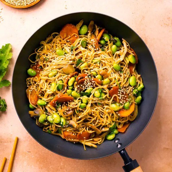 Wok de nouilles chinoises aux légumes sautés