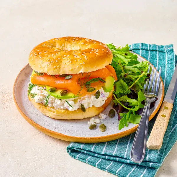 Bagel cottage cheese et truite à l'avocat