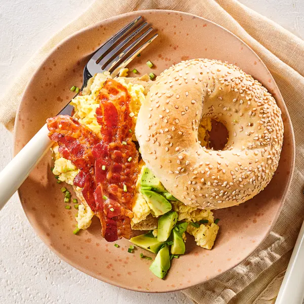 Bagel sésame, œufs brouillés et bacon