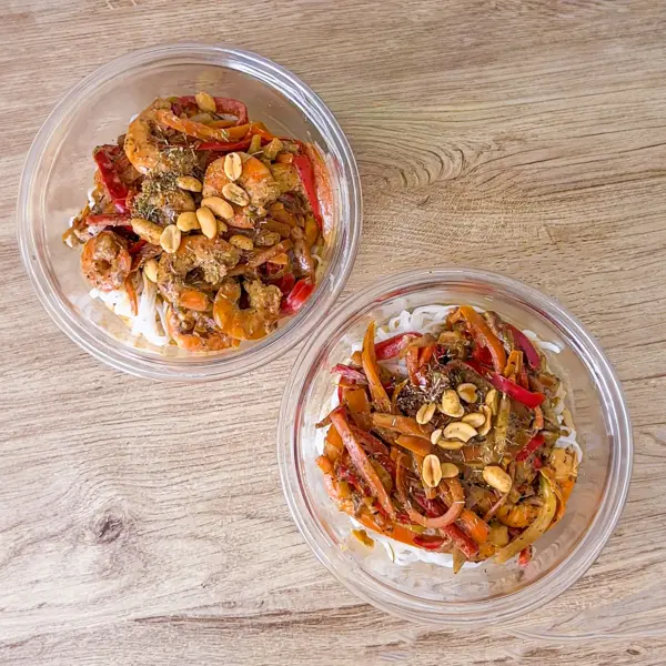 Poêlée de légumes, crevettes et nouilles de riz