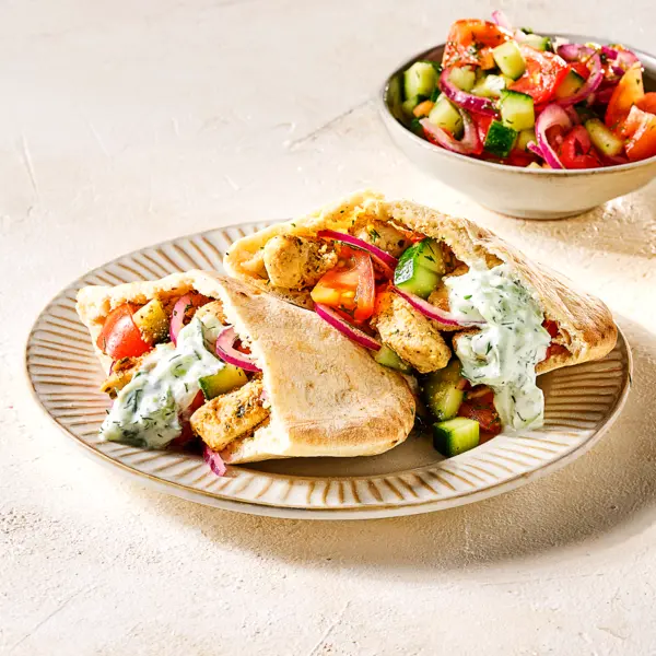 Sandwich de poulet pita & salade grecque