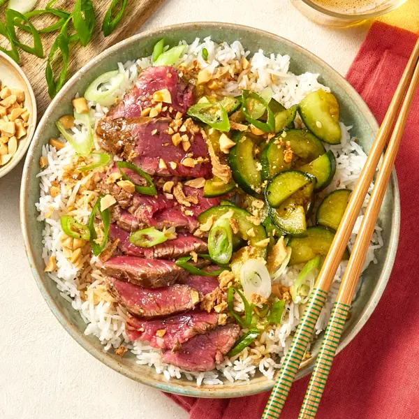 Bowl de riz au bœuf & concombre