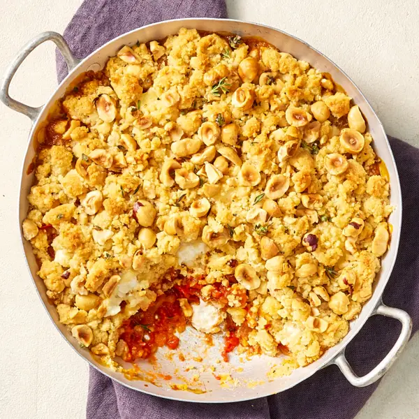 Crumble de tomates, chèvre & noisettes