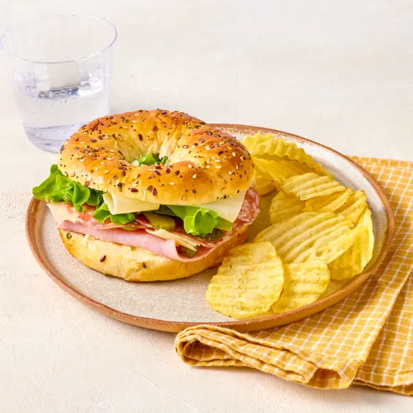 Bagel jambon-saucisson comté et cornichons