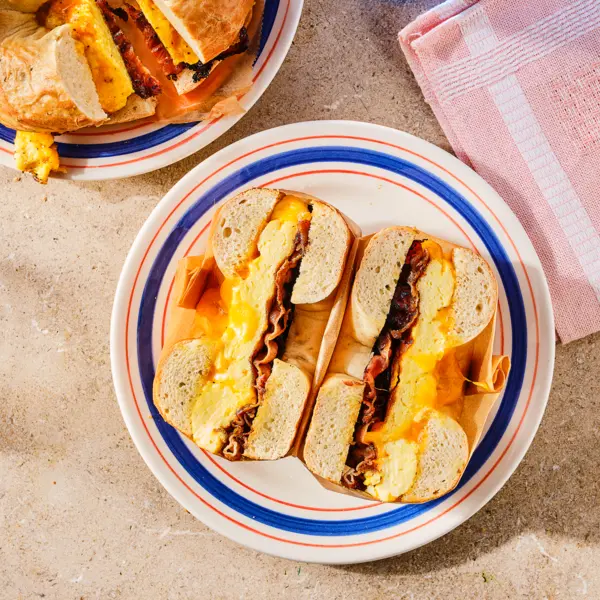 Bagel avec omelette au cheddar