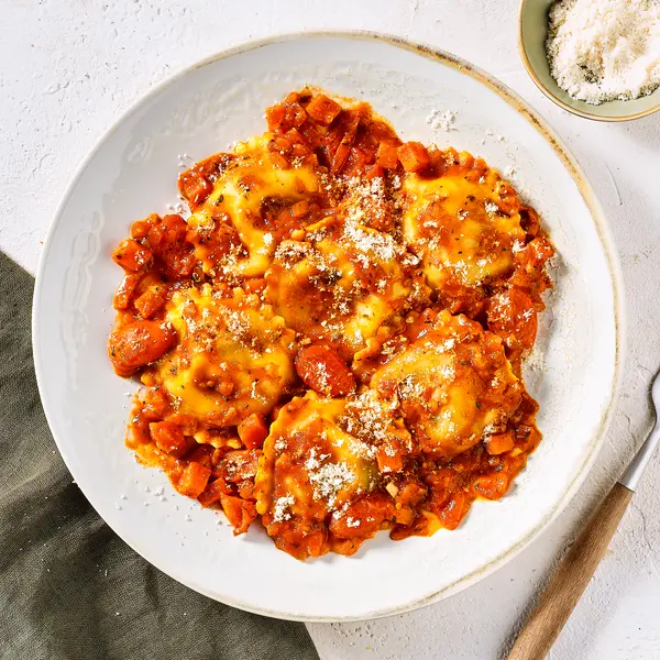 Raviolis au bœuf & sauce tomate mijotée