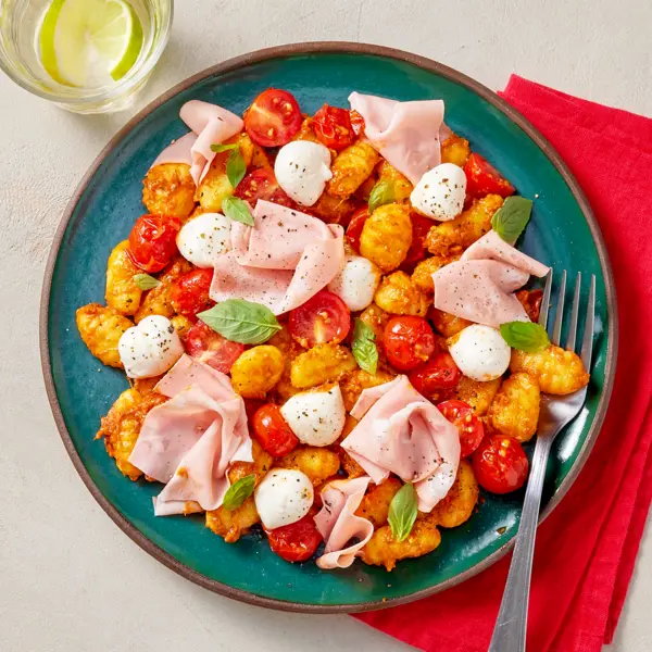 Gnocchis pesto rosso, mortadelle et mozzarella