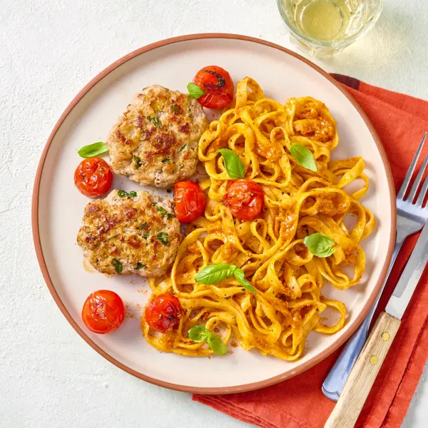 Palets de veau et tagliatelles au pesto rosso et tomates rôties