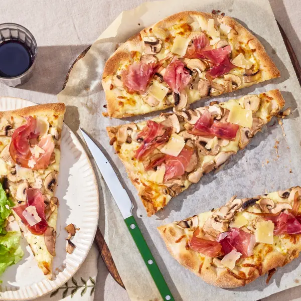 Pinsa champignon, mozza & speck