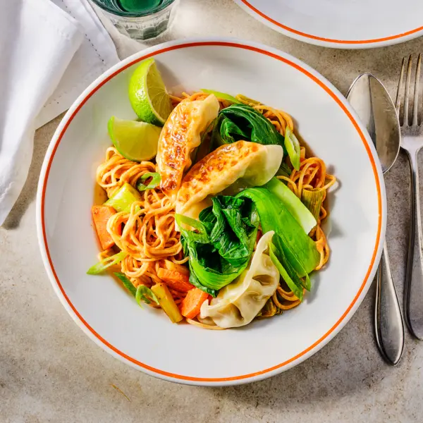 Nouilles au curry et gyozas croustillants