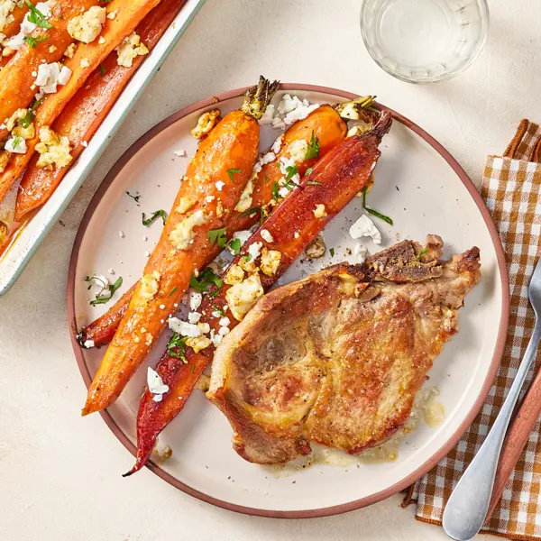 Côtes de porc et carottes caramélisées à la feta