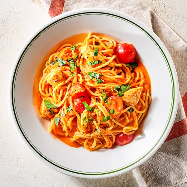 Spaghettis au poulet et sauce tomate crémeuse