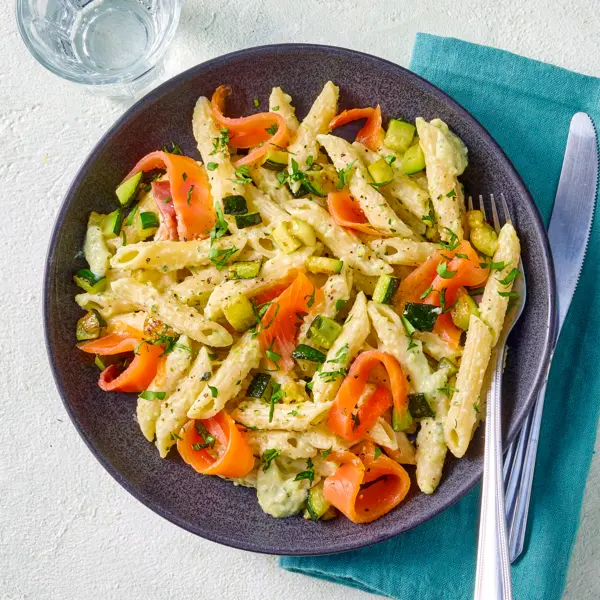 Penne protéinées à la crème de courgette et truite fumée