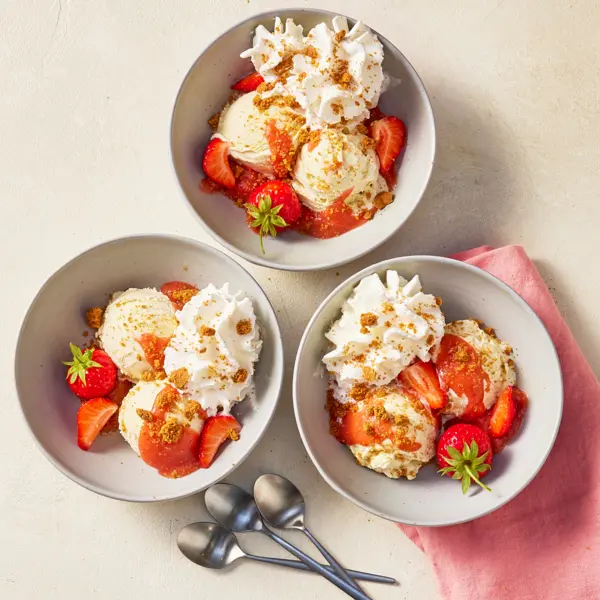 Coupe glacée fraise, rhubarbe & spéculoos
