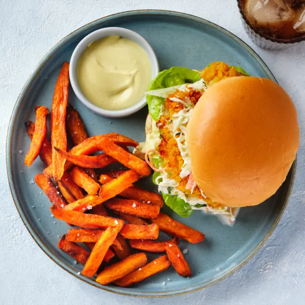 Cripsy Chicken Burger et frites de patate douce