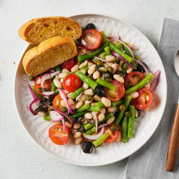 Salade méditerranéenne avec pain à l'ail
