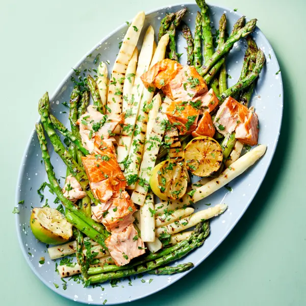 Asperges rôties au saumon fumé grillé