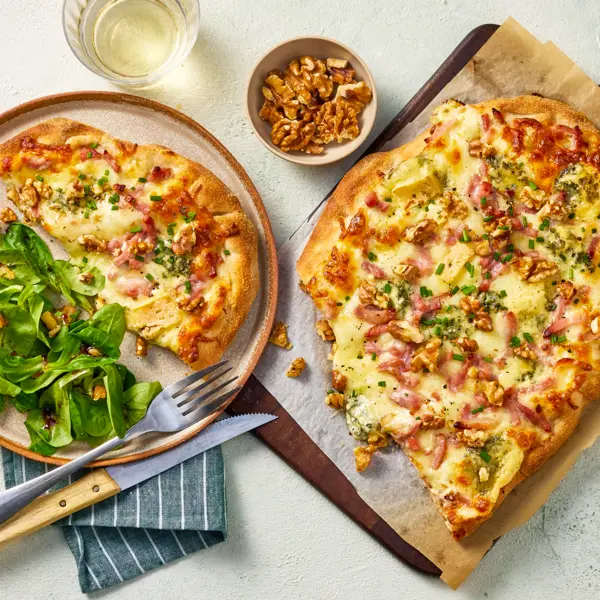 Pinsa bleu, lardons, noix