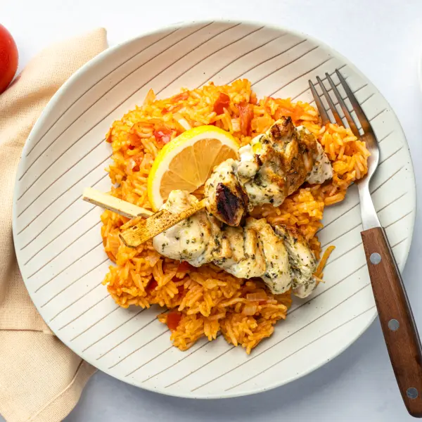 Riz aux tomates avec souvlaki de poulet