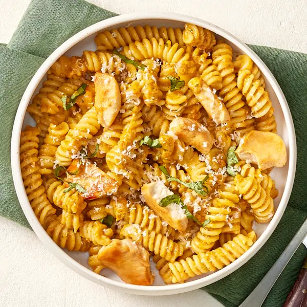 Pâtes au pesto rosso maison et poulet