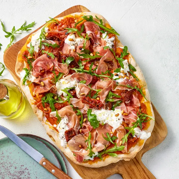 Pinsa jambon et pesto rosso à la burrata