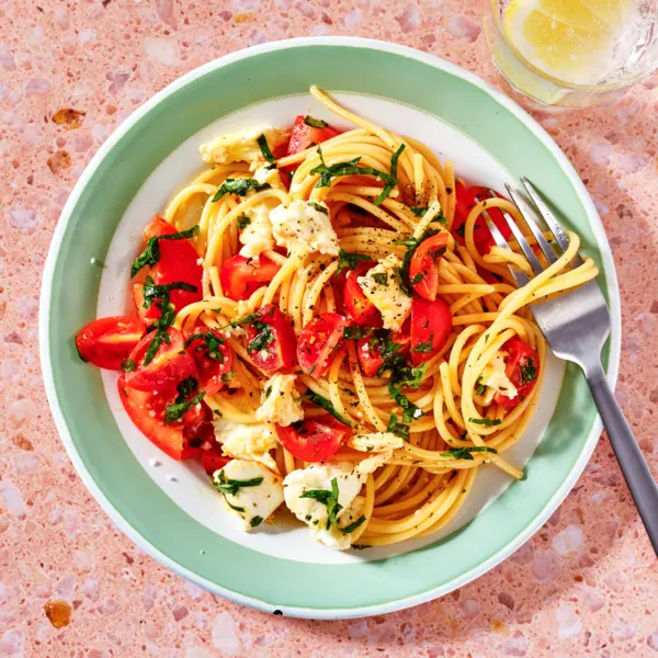 Spaghettis à la mozzarella et salade de tomates au basilic