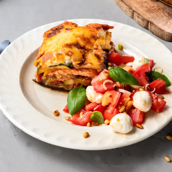Lasagnes de saumon et salade de tomate