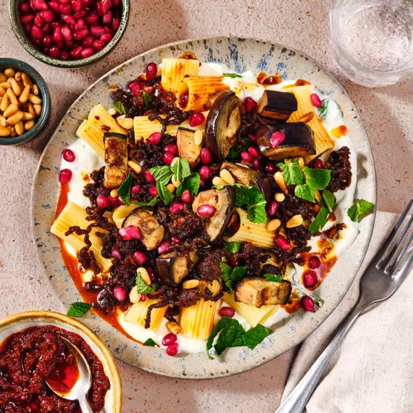 Rigatoni au bœuf et aubergines au yaourt, grenade et harissa