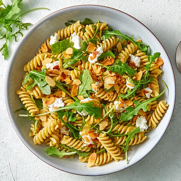 Salade de pâtes au pesto & chèvre frais