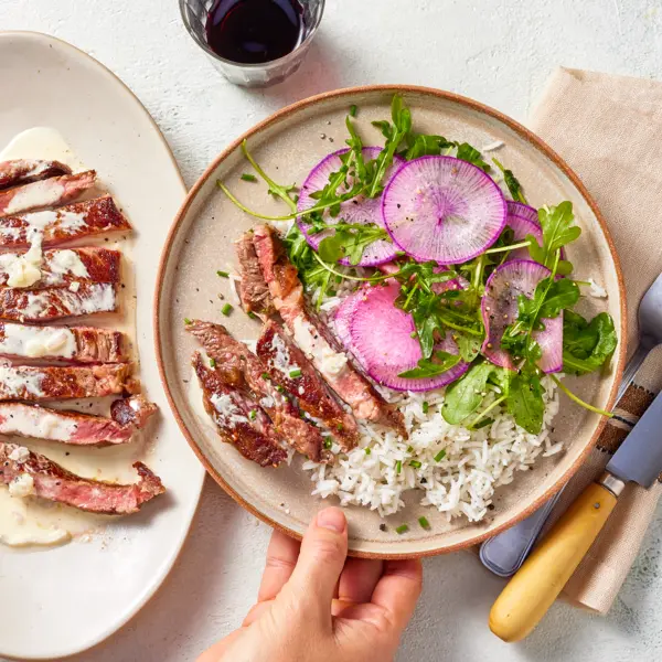 Entrecôte sauce bleu, riz & salade de radis