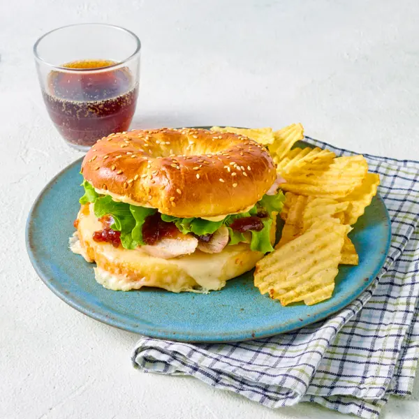 Bagels au poulet rôti et Ossau-Iraty salade et oignons confit