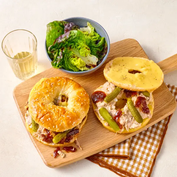 Bagel campagnard à la rillette et cornichons