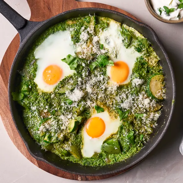 Shakshuka verte avec sauce au fromage blanc