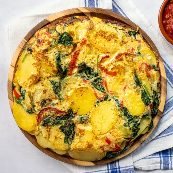 Tortilla aux légumes avec salsa brava