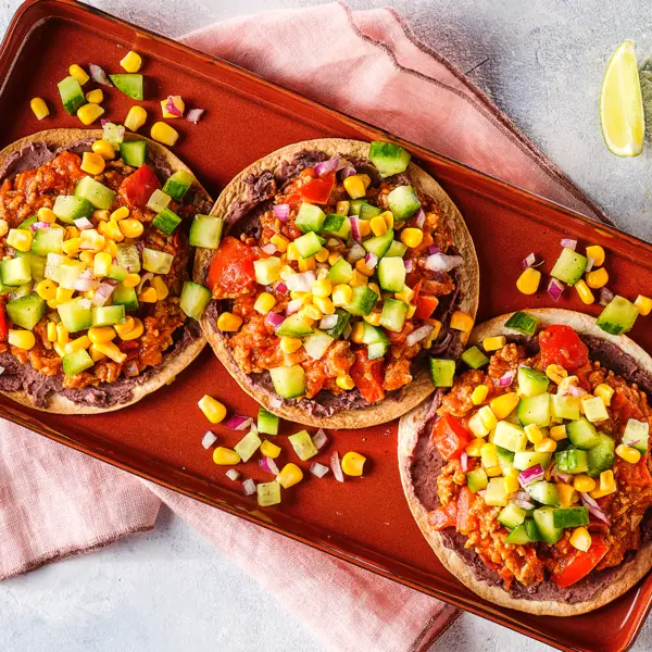 Tostadas croustillantes avec tartinade de haricots rouges et viande hachée