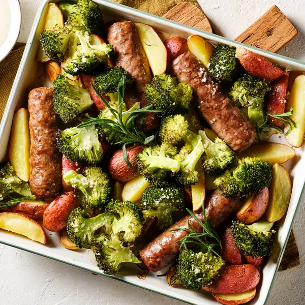 Saucisses et pommes de terre au romarin au four