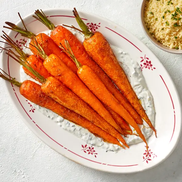Carottes rôties, sauce yaourt et semoule