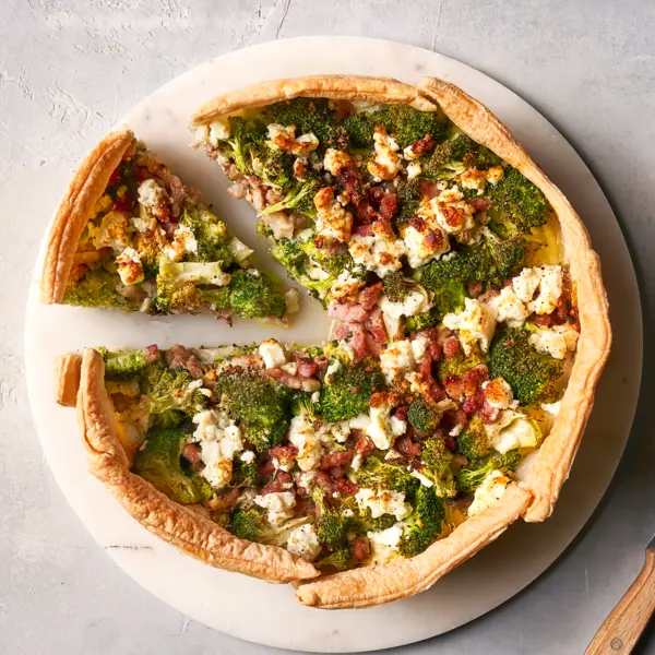 Quiche aux brocolis, lardons et feta