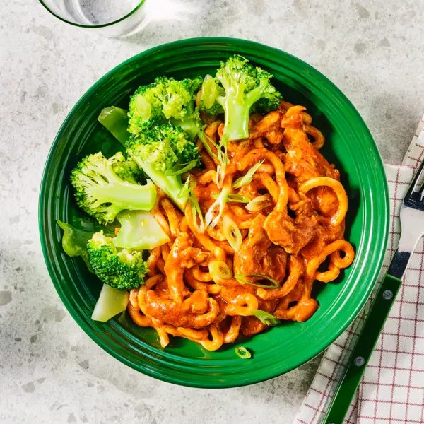 Nouilles udon au butter chicken et brocoli