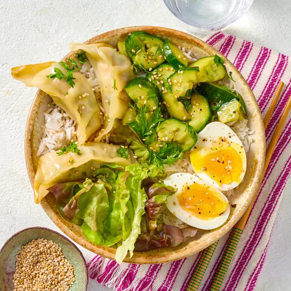 Bowl gyozas oeuf mariné et concombe frappé
