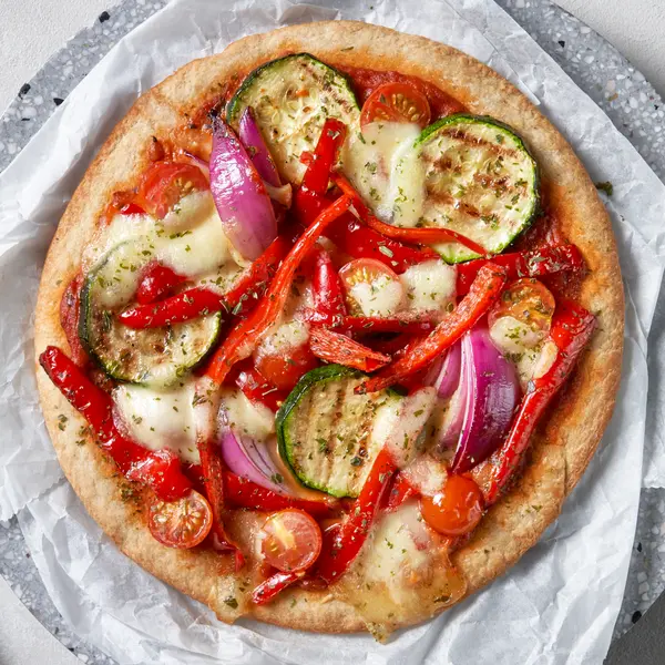 Pizza aux légumes grillés et mozzarella