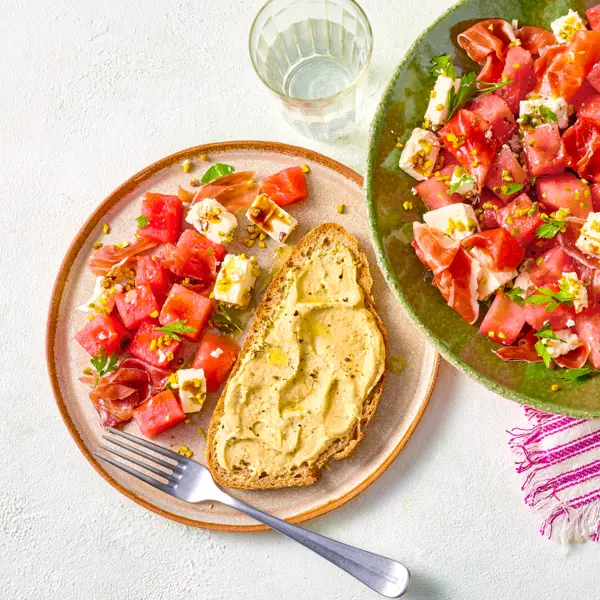 Salade de pastèque fraîche et houmous