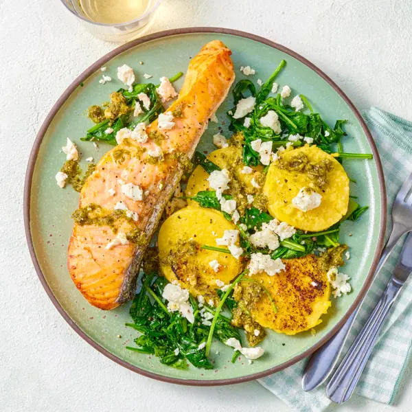 Pavés de saumon et polenta aux épinards sauce pesto et feta