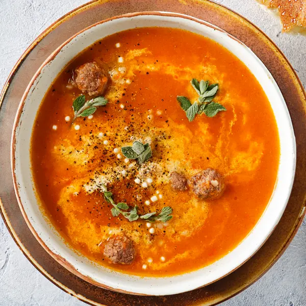 Soupe de tomate, poivrons & boulettes