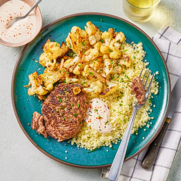 Steak haché, chou fleur & sauce au yaourt pimentée
