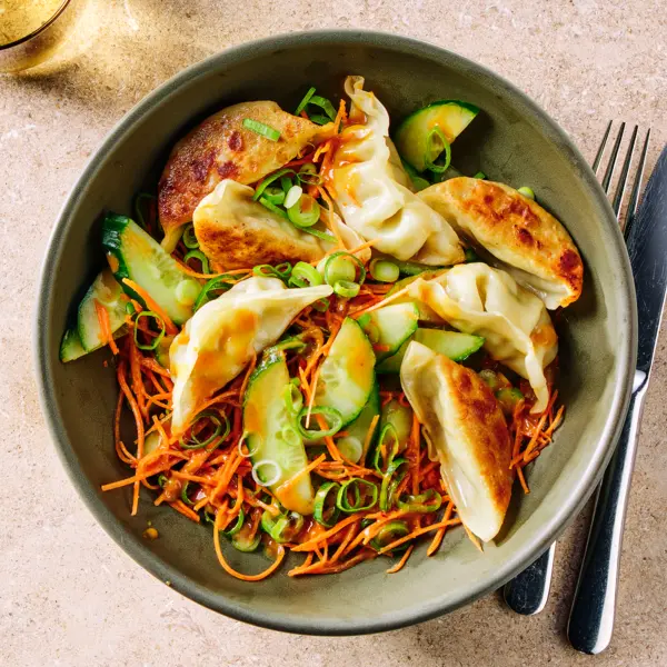 Salade de gyozas à la sauce cacahuète