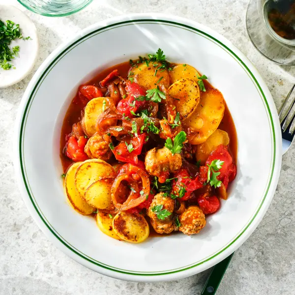 Pommes de terre sautées, tomates et saucisse