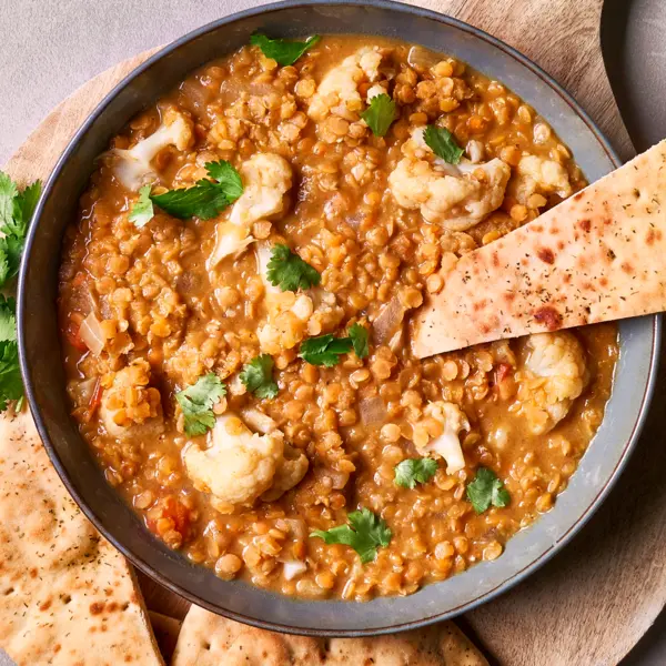 Curry de lentilles corail, chou-fleur et naan