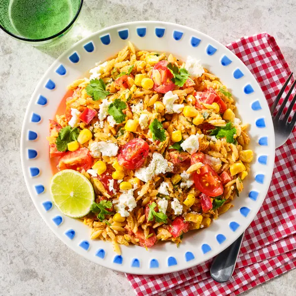 Salade d'orzo au cheddar et maïs façon Tex-Mex aux légumes frais